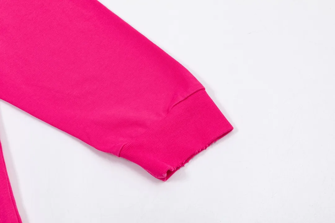 P220 CHROME HEARTS LoGo is fashionable and elegant, with dropped shoulders. The fabric is made of 26s double-yarn combed cotton compact spinning yarn with a weight of 280. It is matched with 1*1 Salona rib. The fabric is fermented and has a loose fit. Color: pink (washed hole craftsmanship) size: S～XXL
